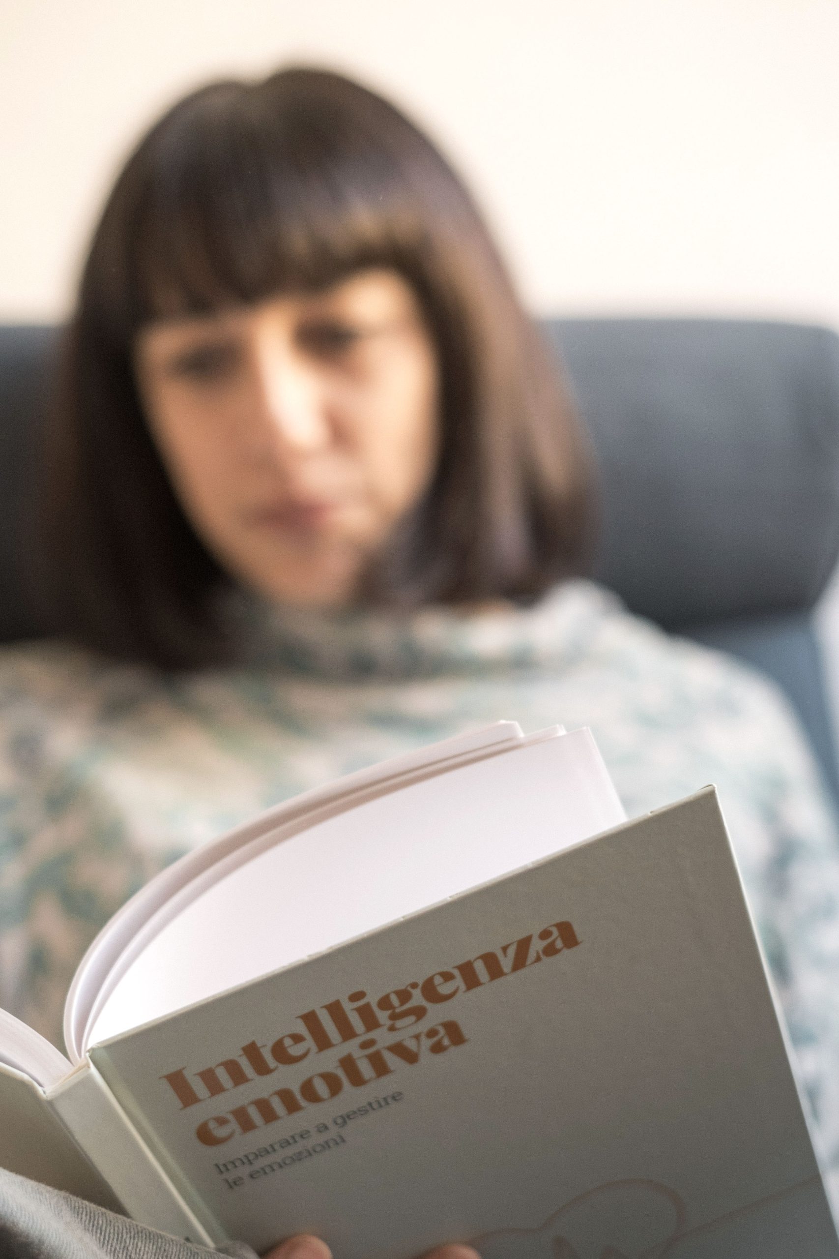 Io che leggo un libro su che cos'è l'intelligenza emotiva.